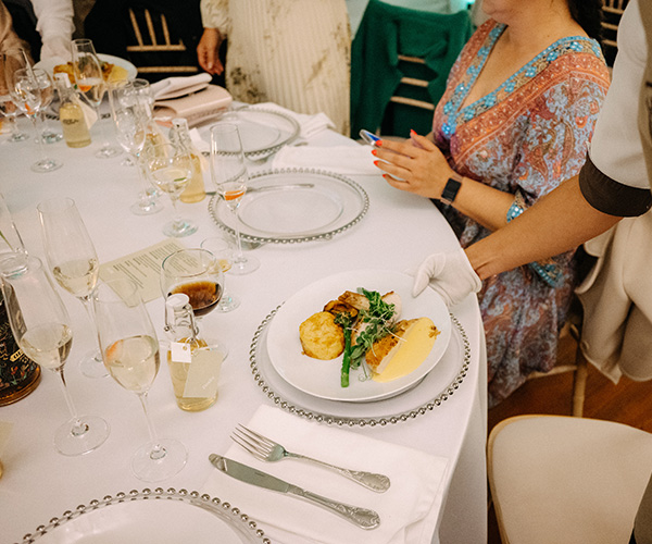 Manually added from URL: https://www.hoteldomasa.sk/img/2026-foto-svadby-15-tn@2x.jpg