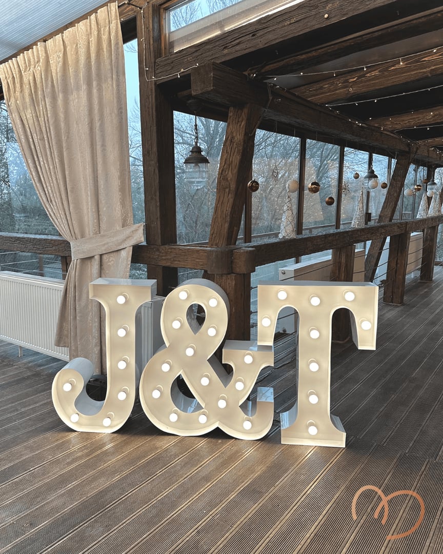 Manually added from URL: https://cdn.myshoptet.com/usr/www.miloore.sk/user/articles/images/svietiace-pismena-j_t-miloore-lights-12.webp.png