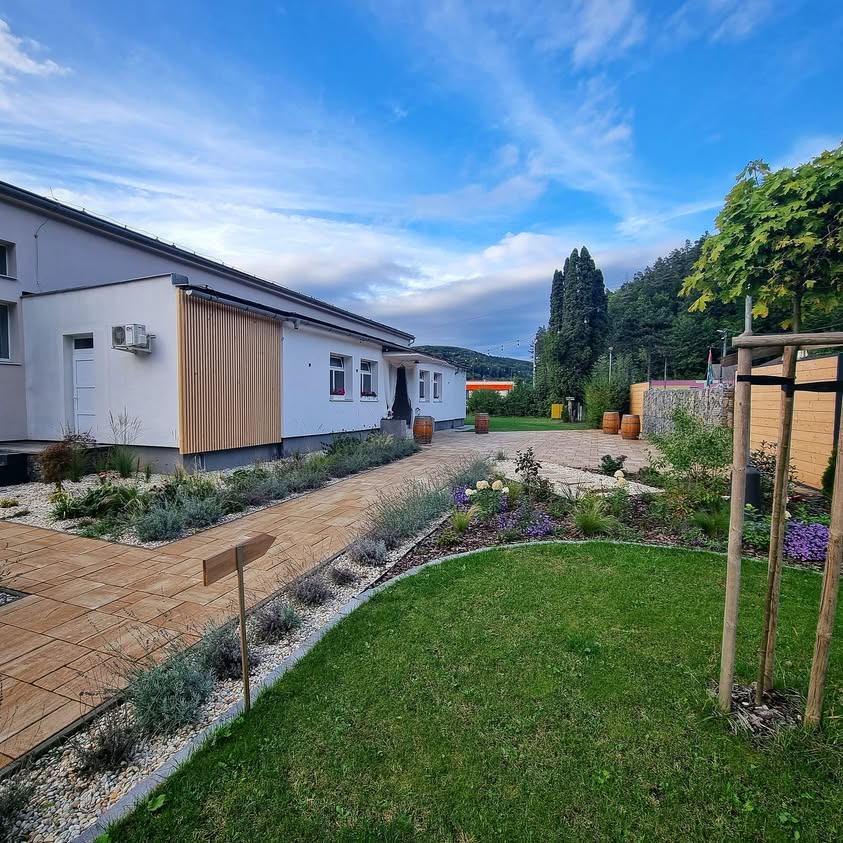 Manually added from URL: https://scontent-prg1-1.xx.fbcdn.net/v/t39.30808-6/486790617_1447171903204087_9067122110100990953_n.jpg?stp=dst-jpg_p843x403_tt6&_nc_cat=109&ccb=1-7&_nc_sid=53a332&_nc_ohc=c1Y5Htjs2AoQ7kNvwEPzbvX&_nc_oc=AdkDdDc8LemWs08M-nECaohalgeHDt0XiHJY9CNCYHP28h7oN-lYu9pr0da3WnRWshU&_nc_zt=23&_nc_ht=scontent-prg1-1.xx&_nc_gid=Fcrl5JAADTQ6GPWEcPdbKw&_nc_ss=8&oh=00_AfzarcVq73CxV6J5yMpjpZBIuzdGqlG95dR45KKxaX82Eg&oe=69BA13C0