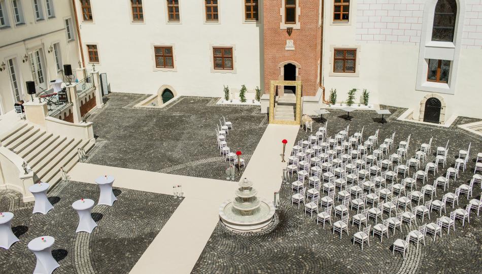 Manually added from URL: https://www.palacearthotel.sk/upload/photos/00013_00125_1579786515_754_th.jpg