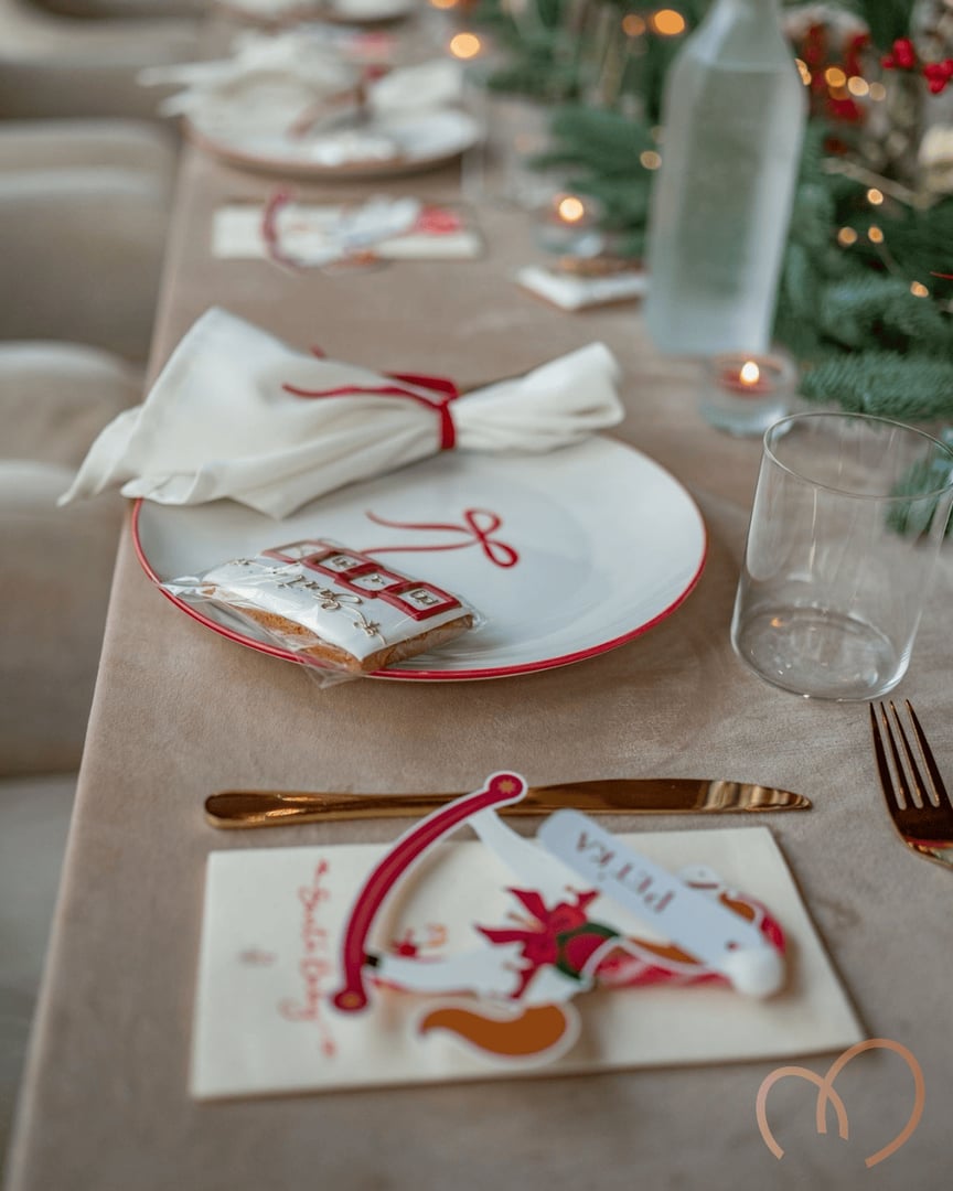 Manually added from URL: https://cdn.myshoptet.com/usr/www.miloore.sk/user/articles/images/stolovanie-dekor-biele-cervene-detail-48webp.png