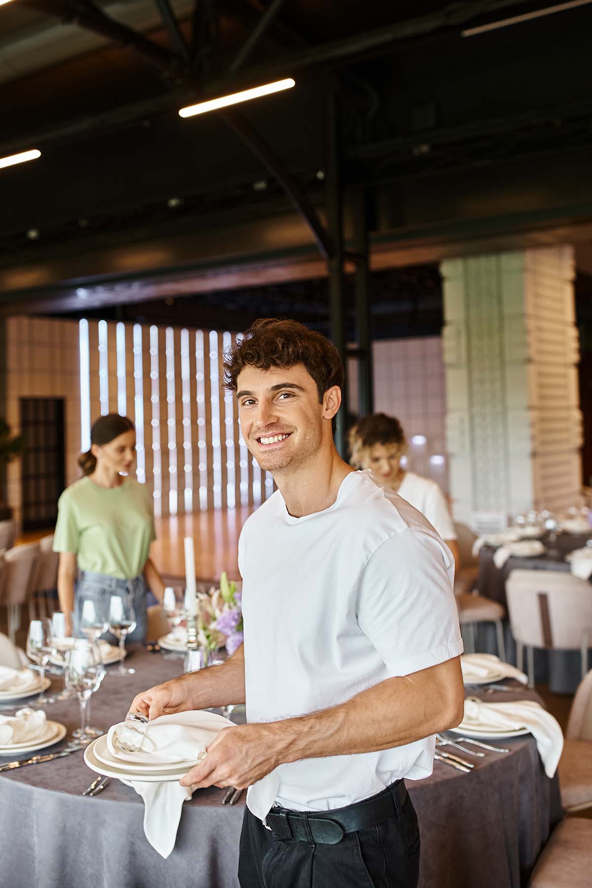 Manually added from URL: https://goldencatering.sk/wp-content/uploads/2024/09/happy-event-decorator-with-plates-and-napkins-look-EU8GXFZ.jpg