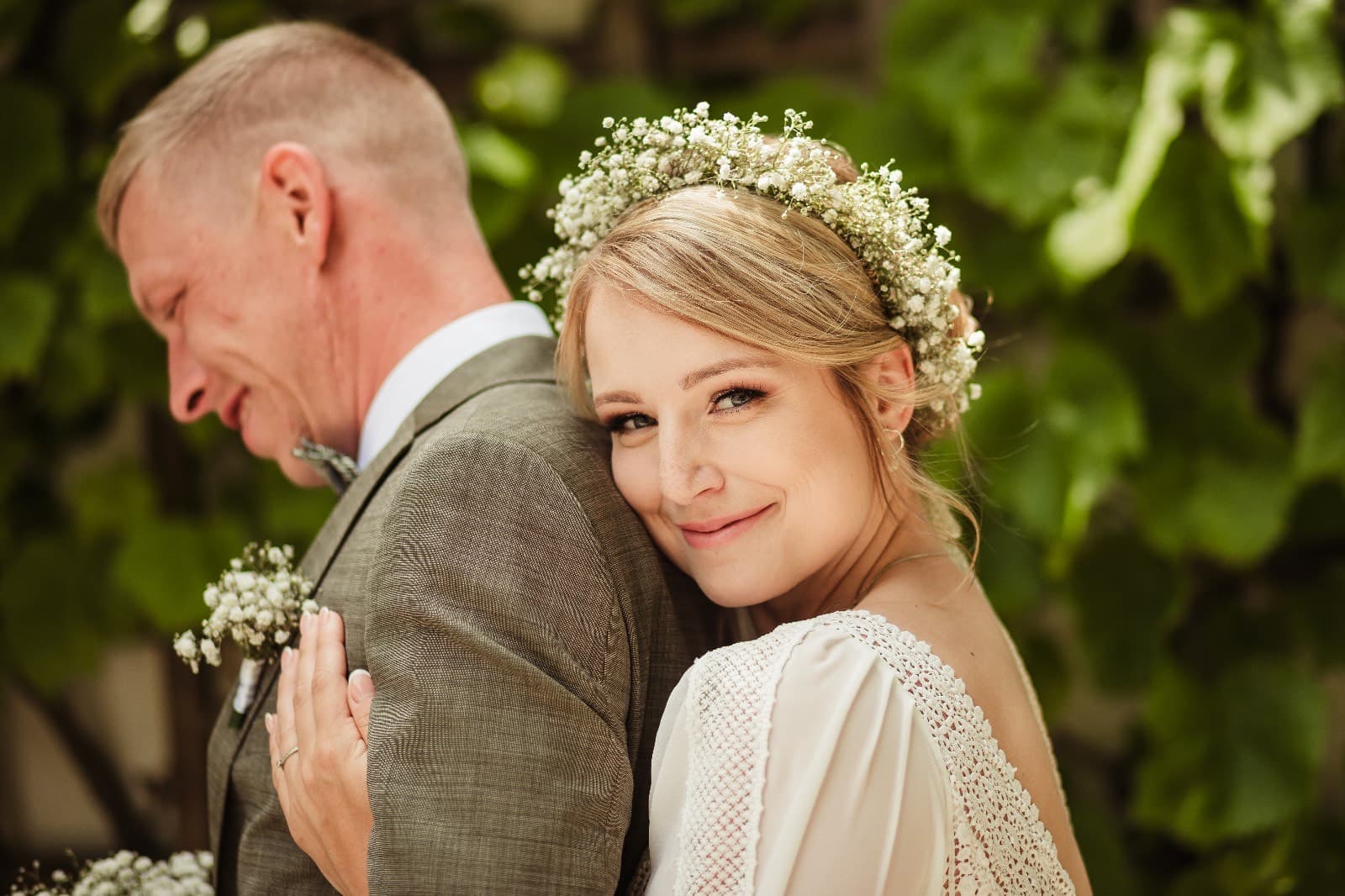 Manually added from URL: https://www.vasekvety.sk/_next/image?url=%2F_next%2Fstatic%2Fmedia%2FcrownsAndBracelets.f0c9d64e.jpg&w=3840&q=75