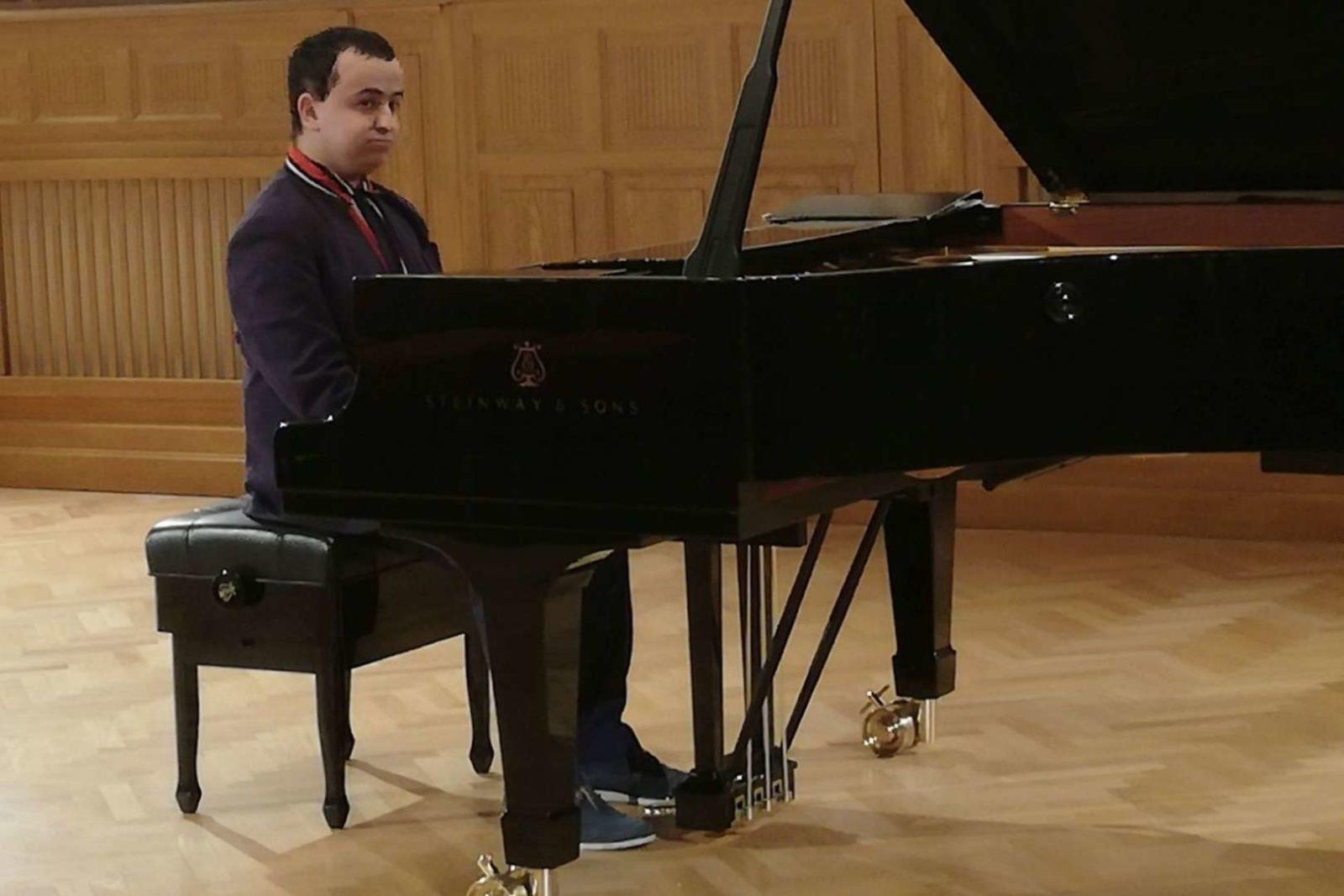 Manually added from URL: https://portal.pribehsvadby.sk/wp-content/uploads/2022/06/klavirista-na-obrad-pianista-lacko-04.jpg