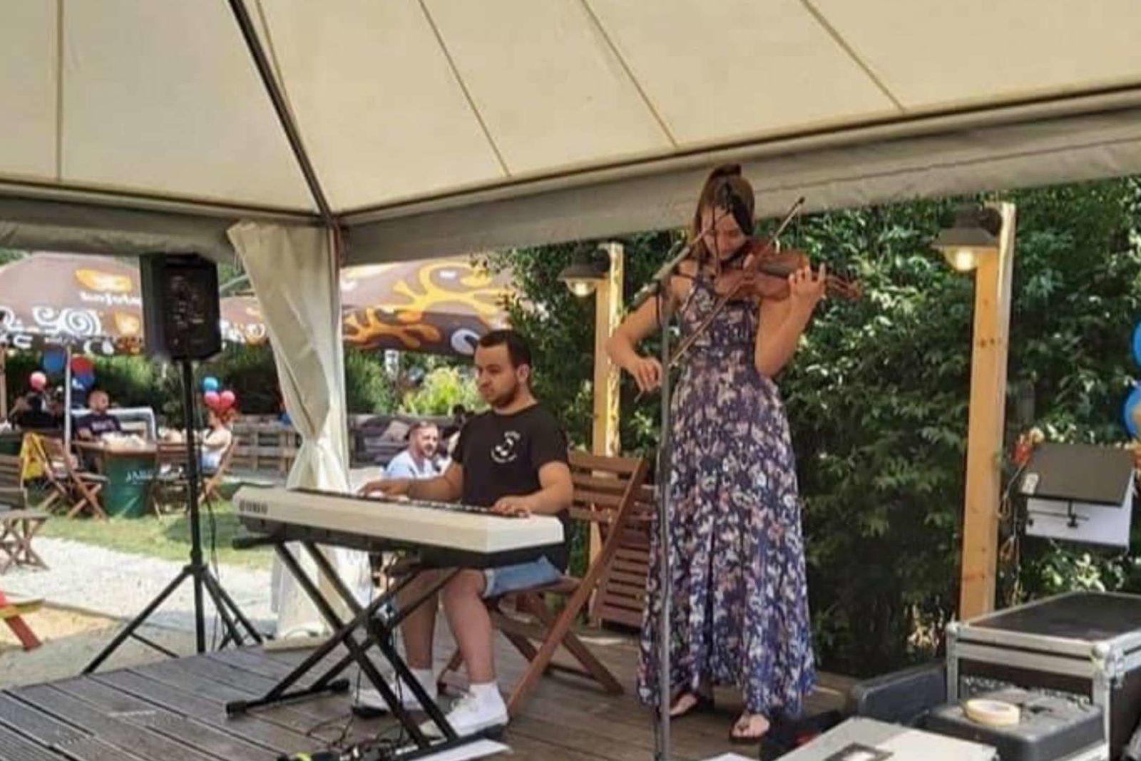 Manually added from URL: https://portal.pribehsvadby.sk/wp-content/uploads/2022/06/klavirista-na-obrad-pianista-lacko-09.jpg