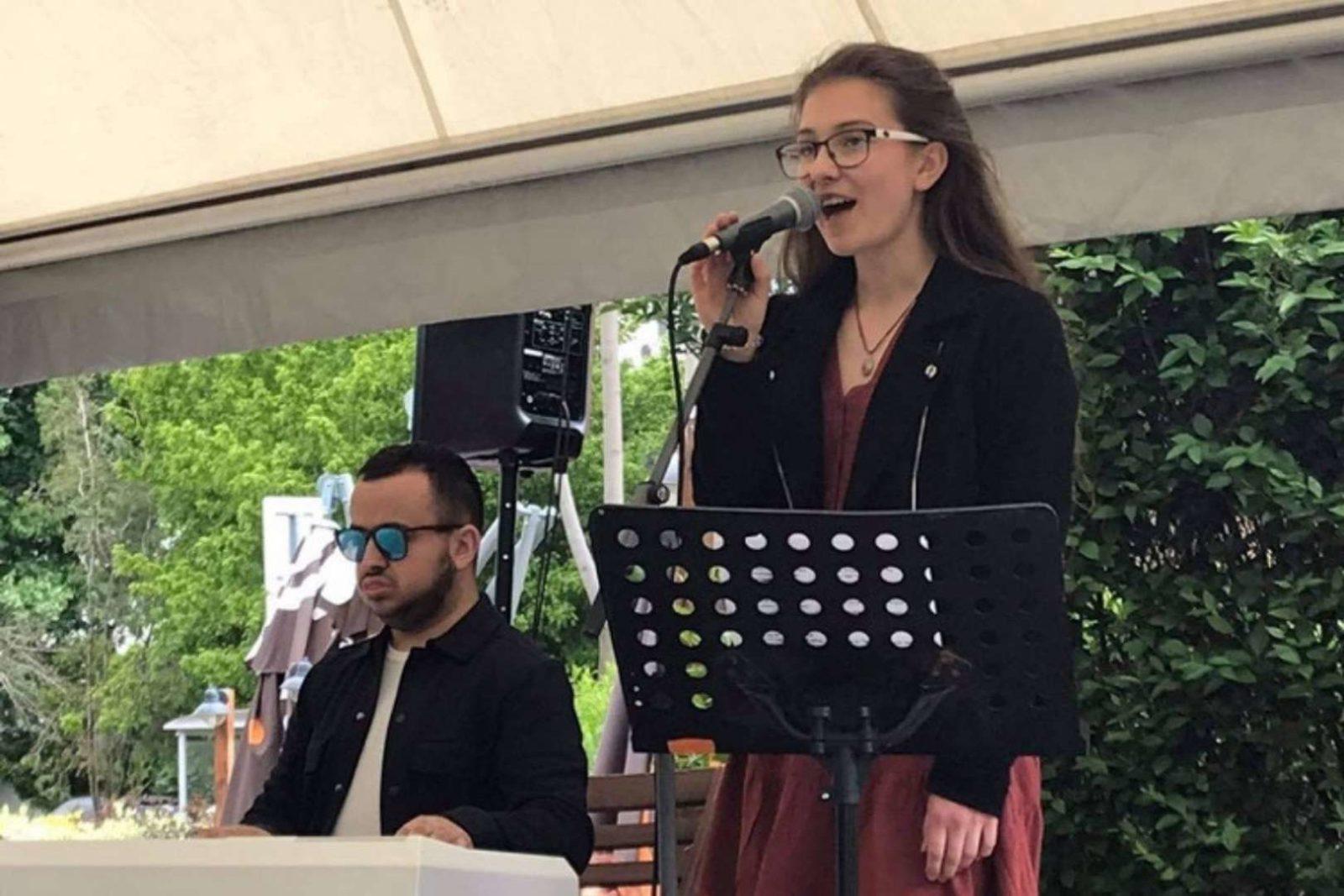 Manually added from URL: https://portal.pribehsvadby.sk/wp-content/uploads/2022/06/klavirista-na-obrad-pianista-lacko-10.jpg